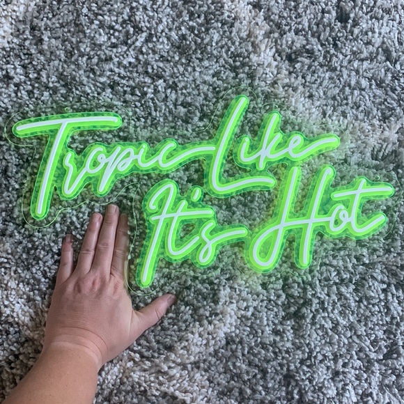 Faux Neon Sign Tropic Like It’s Hot - Picture 3 of 6